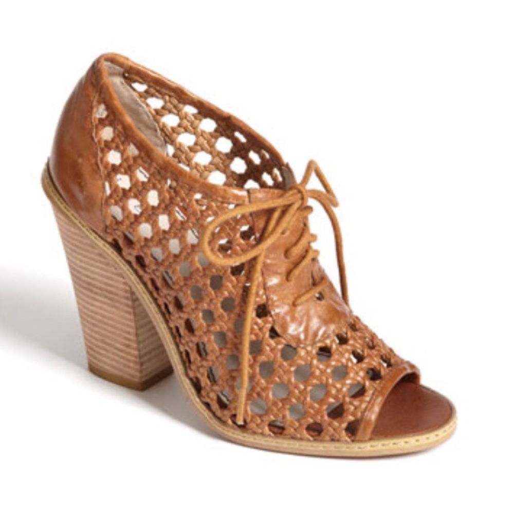 Hinge 'Basket' Lace-Up Pump